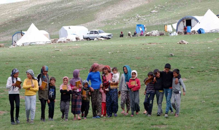 Devlet onları unutmadı: Göçer çadırında Kuran kursu