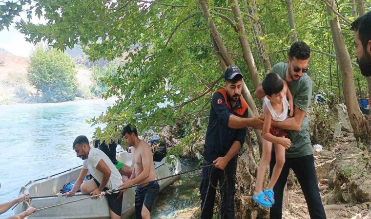 Dicle Nehrinde mahsur kalan 10 kişilik aile kurtarıldı