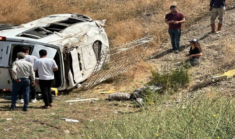 Diyarbakırda 20 kişinin yaralandığı kaza güvenlik kamerasına yansıdı