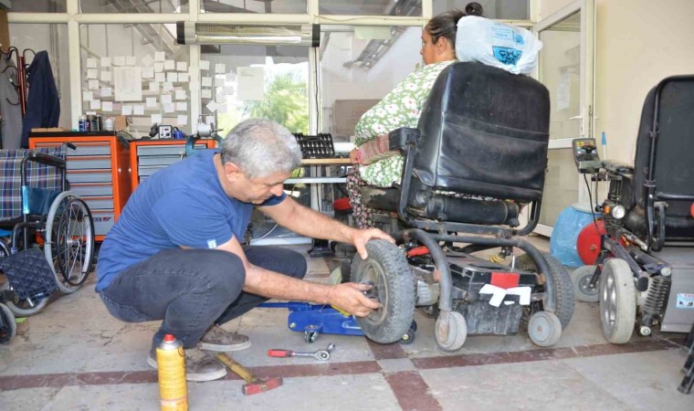 Diyarbakırda engelli bireylerin kullandığı tekerlekli sandalyeler ücretsiz tamir ediliyor