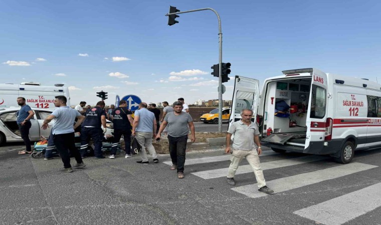 Diyarbakırda iki otomobil çarpıştı: 1i kadın 4 yaralı