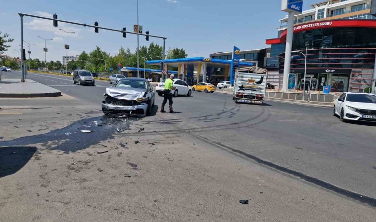 Diyarbakırda iki otomobil çarpıştı: 2 hafif yaralı