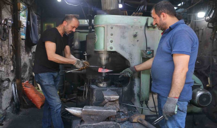 Diyarbakırda kavurucu sıcaklara rağmen ateş önünde baba mesleğini 24 yıldır sürdürüyor