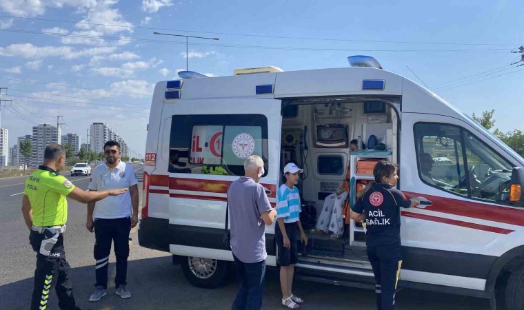 Diyarbakırda kızını sınava götüren aile kaza yaptı: 3 yaralı