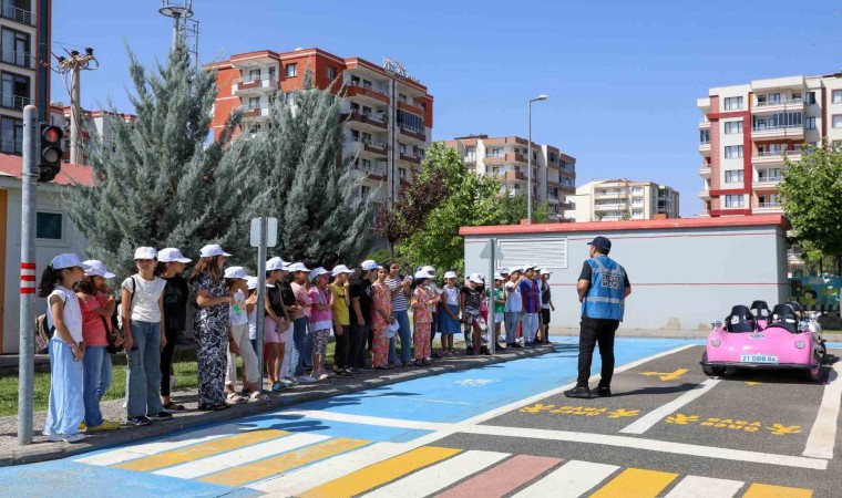 Diyarbakırda öğrencilere trafik eğitimi