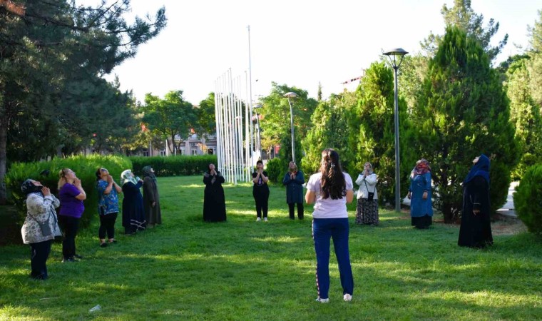 Diyarbakırda parklarda eğitmenler eşliğinde Sabah sporları yapılıyor