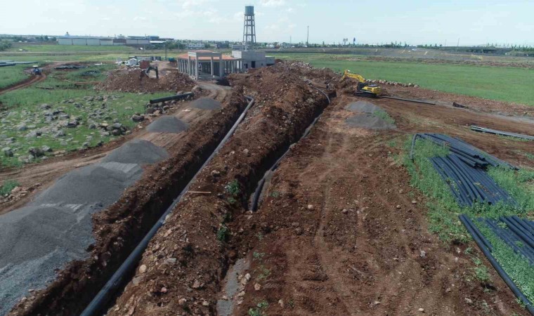 Diyarbakırda TOKİ deprem konutlarının içmesuyu isale hattında çalışmalar devam ediyor