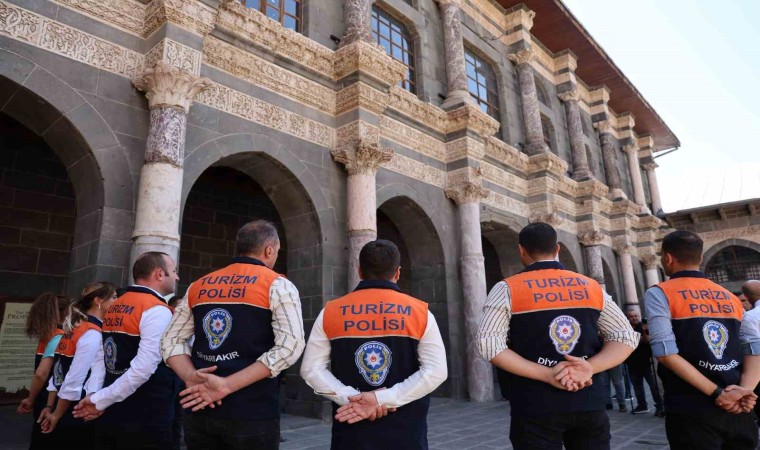 Diyarbakırda “Turizm Polisi” 5 dilde ziyaretçilerle ilgileniyor