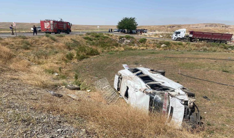 Diyarbakırda yolcu minibüsü ile pikap çarpıştı: 1i çocuk 3ü ağır 14 yaralı