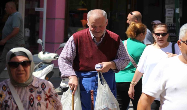 Doğuştan görme engelli işportacı 3 çocuğunu yetiştirip 2 ev aldı