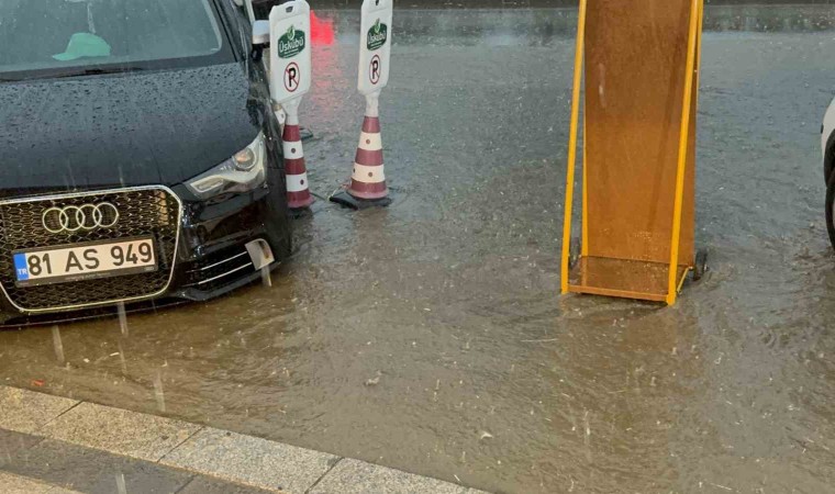 Düzcede 5 dakikalık yağmur sokakları göle döndürdü