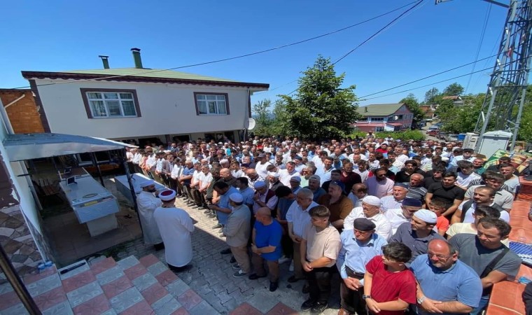 Edirnedeki trafik kazasında hayatını kaybeden baba, oğul ve yeğen toprağa verildi