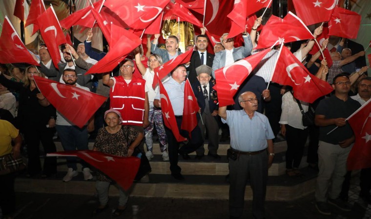 Edremitte Demokrasi Nöbetine büyük ilgi