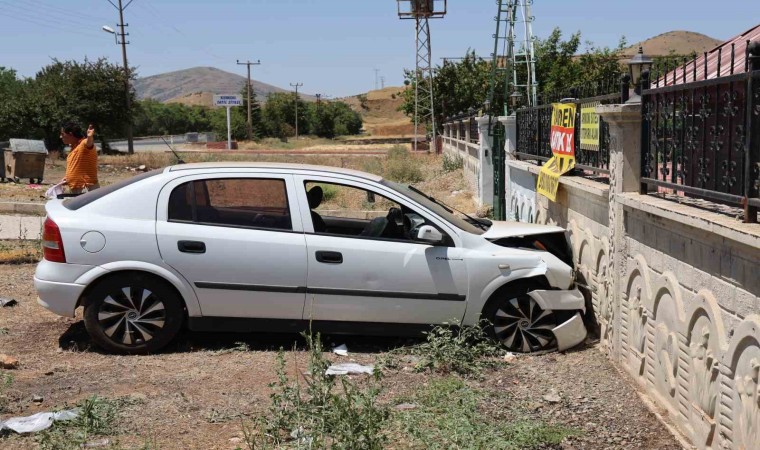 Elazığda otomobil bahçe duvarına çarptı: 5 yaralı