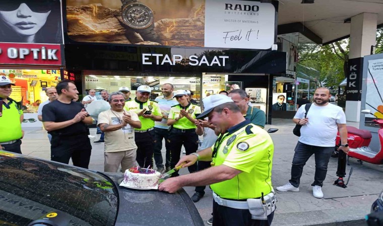 Emekli olan trafik polisine meslek hayatının son gününde pastalı kutlama