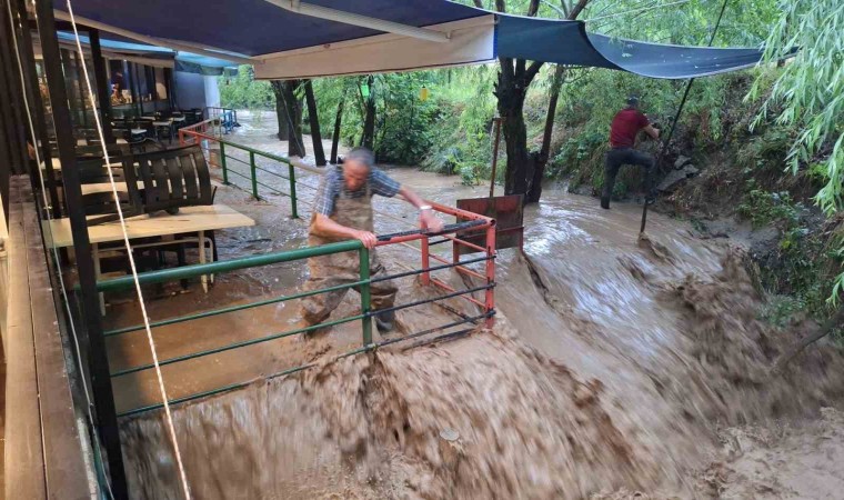 Erzincanın turizm beldesi Çağlayanı sel vurdu