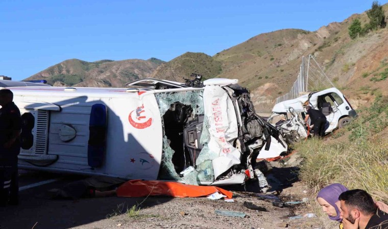 Erzurumda ambulans ile hafif ticari araç çarpıştı: 4 ölü, 1 yaralı