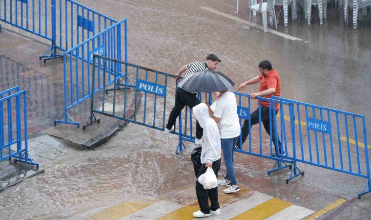 Erzurumda vatandaşın yağmurla sınavı