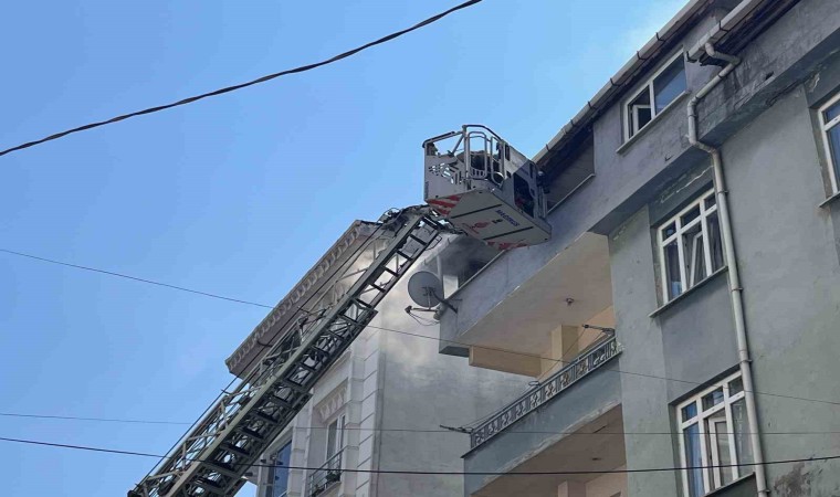 Esenyurtta iki bina arasındaki gecekondu alev alev yandı, korku dolu anlar yaşandı