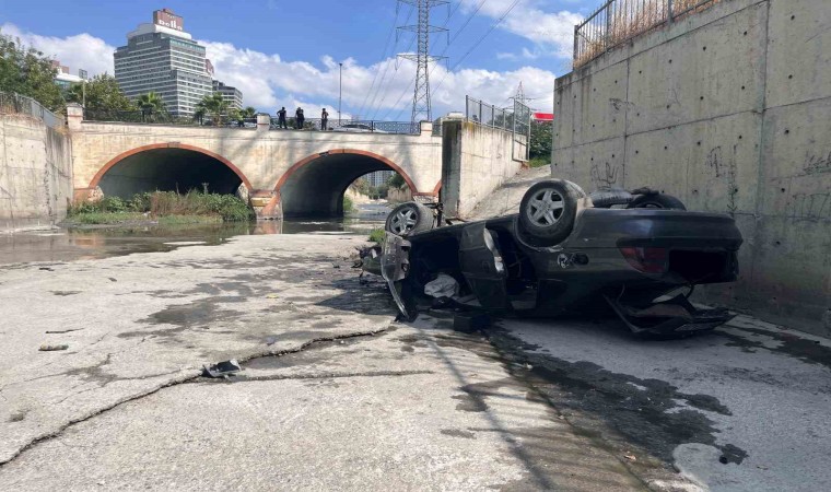 Esenyurtta yolu karıştıran sürücü dereye uçtu