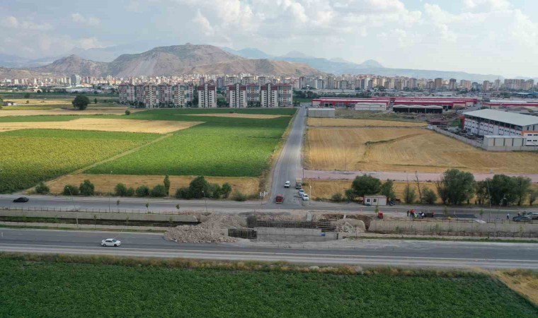 Esnaf dostu Büyükkılıç, Şeker TOKİ ve Oto Servisleri Sanayi Sitesine hizmet verecek köprü çalışmasını inceledi