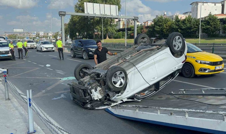 Fatihte bariyerlere çarpan otomobil takla attı