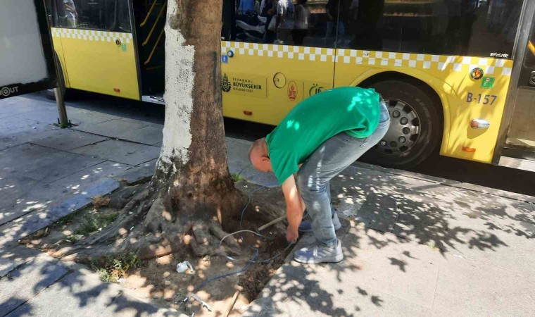 Fatihte kaldırım üzerinde açık halde bulunan elektrik kabloları vatandaşı tedirgin etti