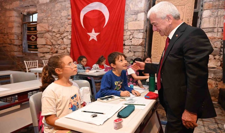 Finike Belediyesi kurslarında vatandaşlar hem eğleniyor hem öğreniyor