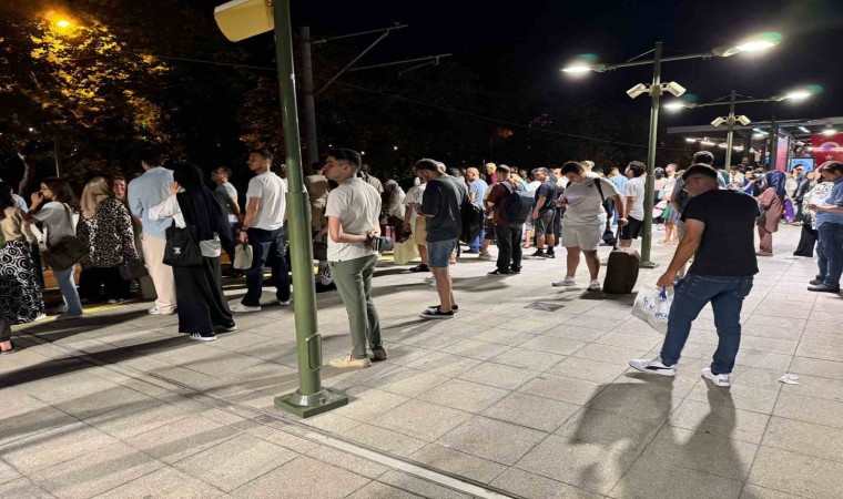 Floryada Marmaray arızalandı, duraklarda yoğunluk oluştu