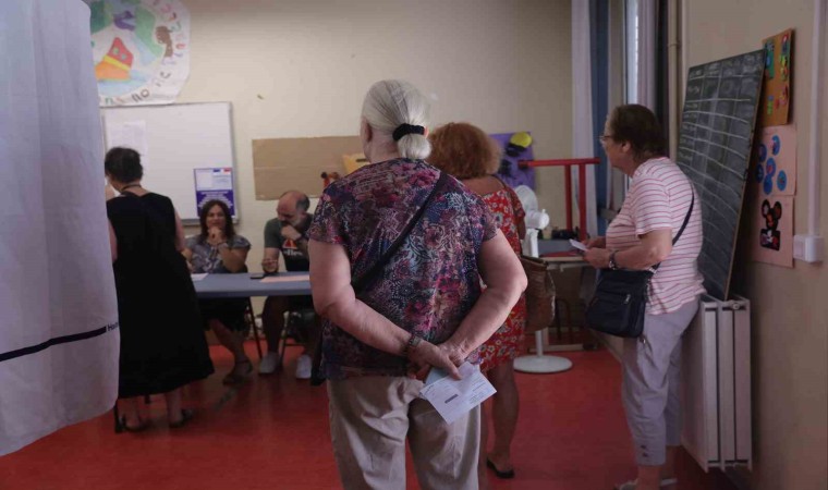 Fransada halk erken genel seçimlerin 2. turu için sandık başında