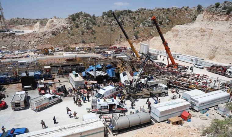 Gabarda sondaj kulesi altında kalan 3 işçiden 2si kurtarıldı