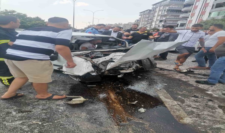 Gaziantepte 2 araç kafa kafaya çarpıştı: 3 yaralı