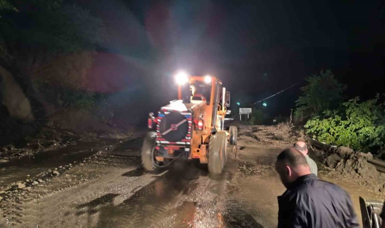 Giresunda heyelan nedeniyle ulaşıma kapanan yolu açma çalışmaları başlatıldı