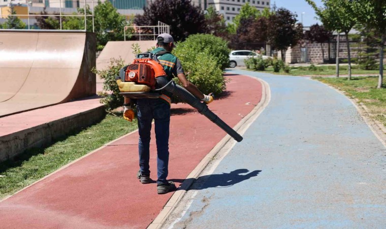 Gölbaşının parklarında temizlik ve bakım çalışmaları sürüyor