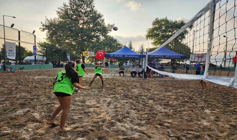 Gölcükte plaj voleybolu turnuvası başladı