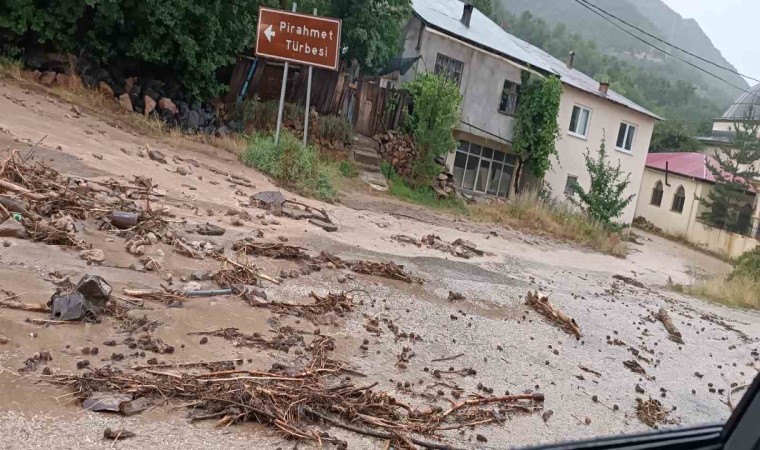 Gümüşhaneyi sağanak yağış vurdu, Erzincan-Gümüşhane karayolu kapandı