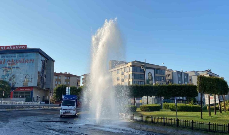 Güngörende asfalt yenilemesi sırasında su borusu patladı: Fışkıran su metrelerce yükseldi