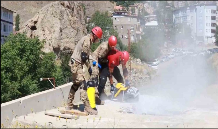 Hakkaride 599 jandarma personeline deprem eğitimi