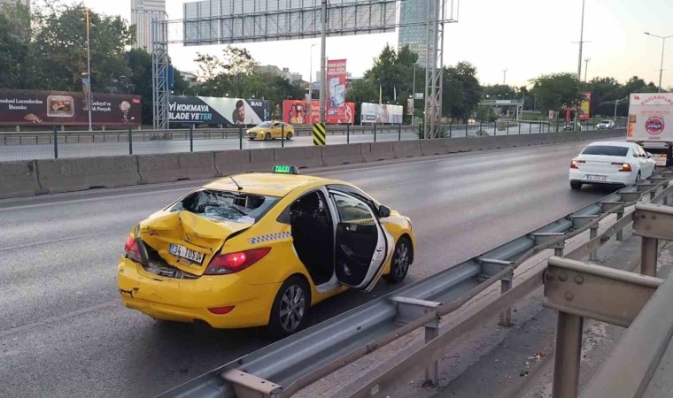 Hızını alamayan motosikletli taksiye arkadan çarptı: 2 yaralı