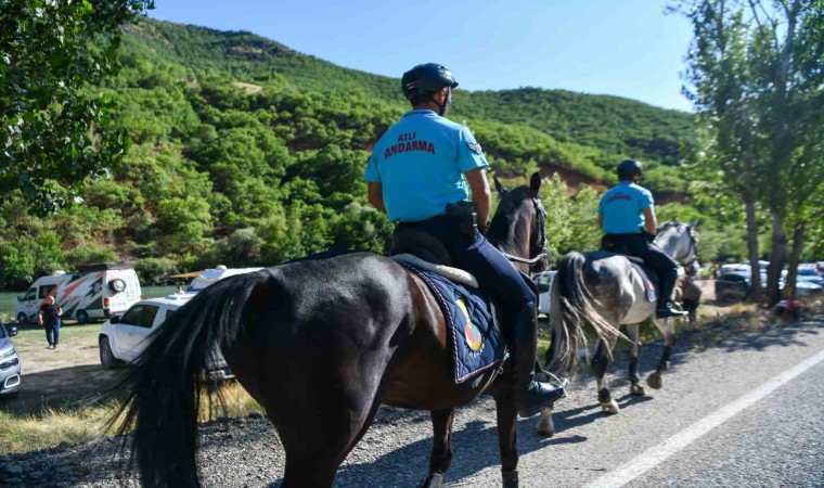 Huzur şehri haline gelen Tuncelide atlı jandarma timi göreve başladı