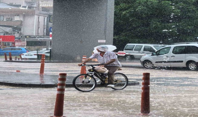 İnegölde sağanak hayatı felç etti