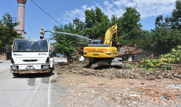 İnönüde metruk evlerin yıkımı başladı