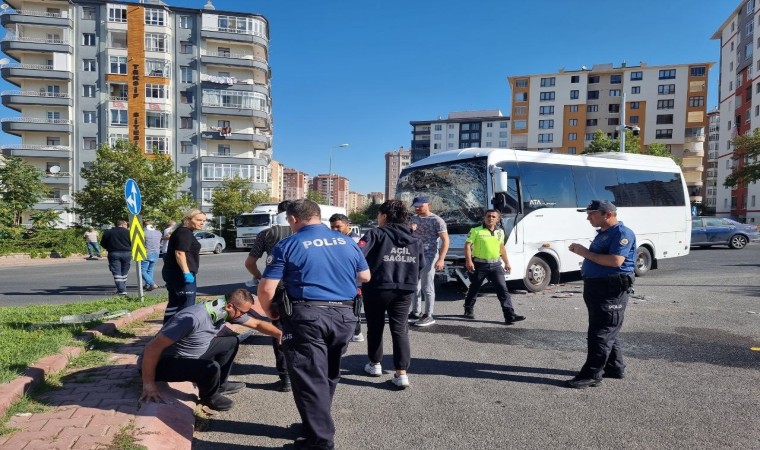 İşçi servisi ile kamyon çarpıştı: 10 yaralı