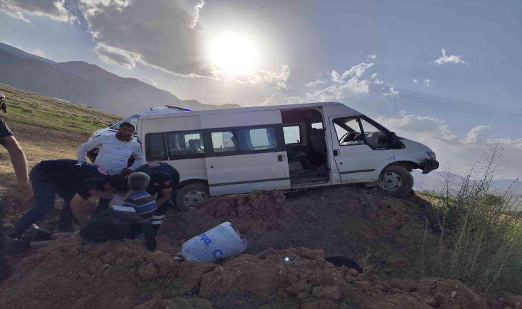 İşçileri taşıyan minibüs kaza yaptı: 5 yaralı