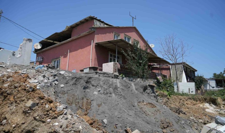 İstanbulda maden sahasının ortasında kalan mahalleli uçurumun kenarında yaşıyor