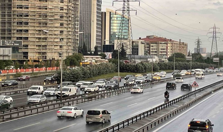 İstanbulda sağanak yağış trafiği olumsuz etkiledi