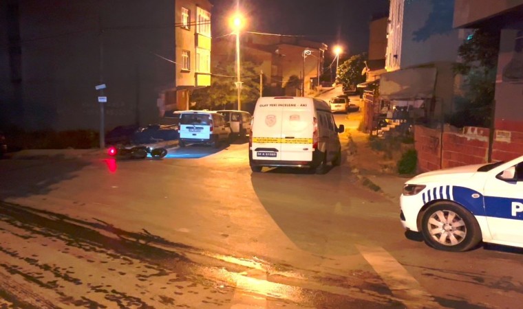 İstanbulda sokak ortasında iki grup arasında çatışma çıktı: 3 yaralı