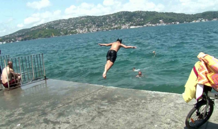 İstanbullular sıcak havada Boğazın sularında serinledi