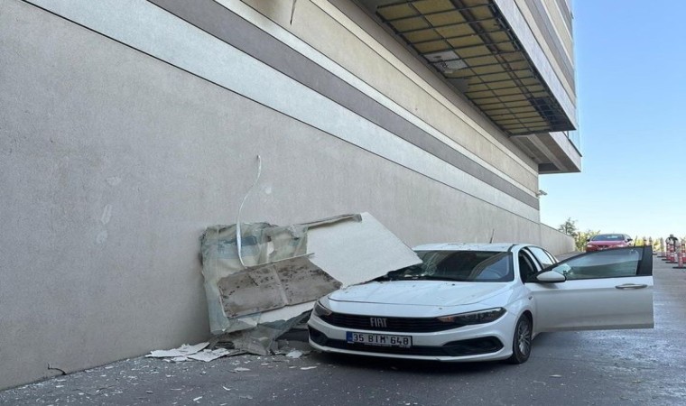 İzmir Optimum AVMnin tavan kalıbı otomobilin üzerine düştü, faciadan dönüldü