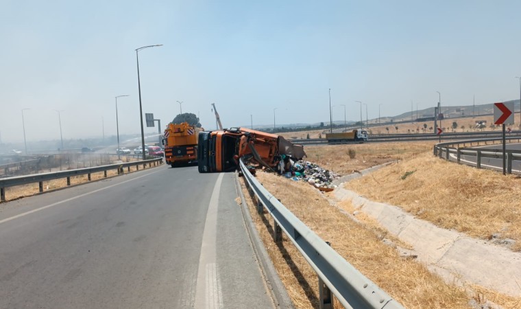 İzmirde atık taşıyan çekici devrildi: 1 yaralı